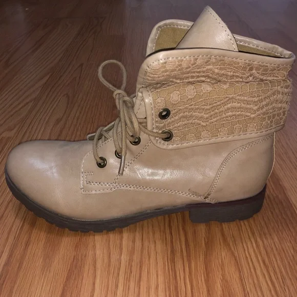 NWOT - Women’s Size 8 Beige Lace Ankle Boot - Picture 3 of 5